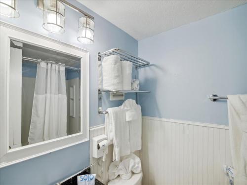 加尔维斯敦Victorian 3101- Paradise Cove的蓝色的浴室设有卫生间和镜子