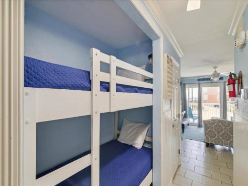 加尔维斯敦Victorian 3101- Paradise Cove的一间卧室配有两张双层床。