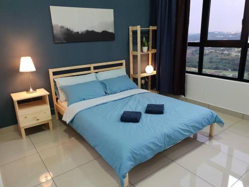 普特拉贾亚Alpine Conezion Golf View Netflix at IOI City Mall的一间卧室配有蓝色大床和蓝色枕头