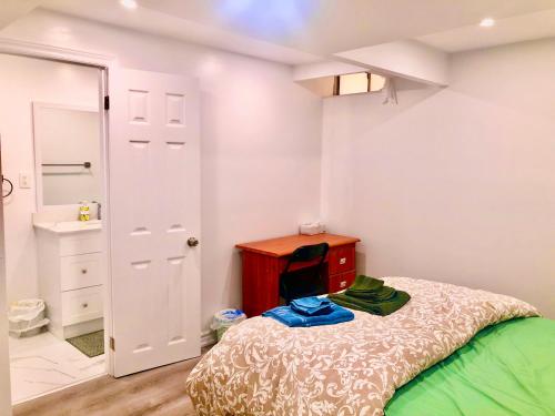 马卡姆CozyHome的一间小卧室,配有一张床和镜子