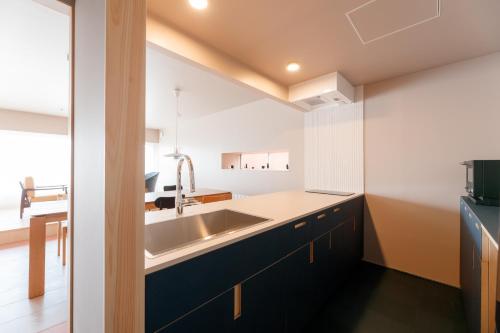 七尾ROOM design hotel的厨房配有水槽和台面