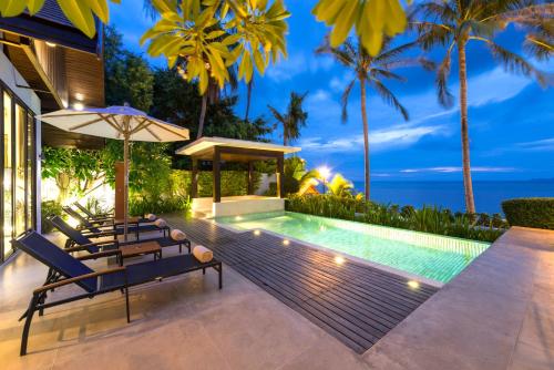 苏梅岛The Sea Koh Samui Resort and Residences by Tolani - SHA Extra Plus的夜间带游泳池的别墅