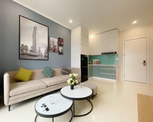 富国Sel de Mer Apartment Grand World Phu Quoc的客厅配有沙发和2张桌子