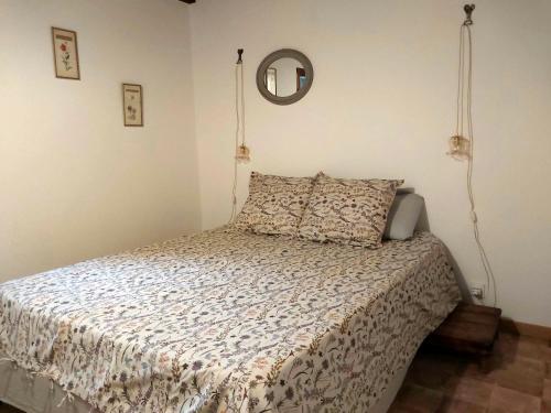 农扎L'Elementariu的一间卧室配有一张带被子和镜子的床