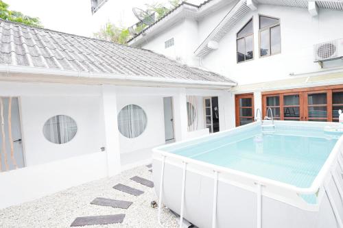 曼谷Ratchada Retreat Boutique Villa 1的房屋后院的游泳池