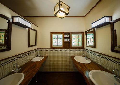由布市Kannomori的浴室设有3个水槽和2面镜子
