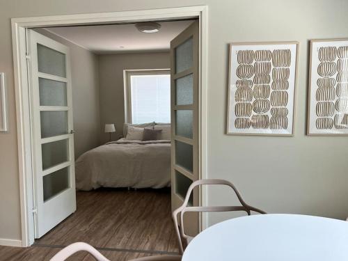 劳马Puumaja Penthouse的一间卧室配有一张床和一面大镜子