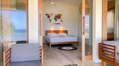 沙璜Sunset Beach Resort Weh的一间卧室配有一张床,享有海景