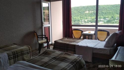 库萨雷Motel的客房设有两张床和大窗户。