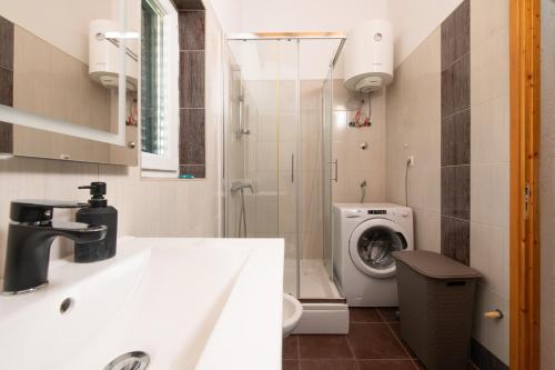 罗波里卡House Boris的一间带水槽和洗衣机的浴室