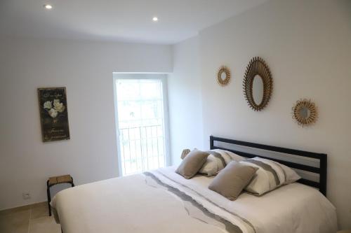 佩尔蒂La Bastide au coeur de la Provence的白色卧室配有带枕头的床