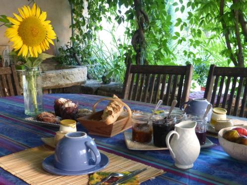 佩尔蒂Domaine du Coffre的一张桌子,上面有蓝色的桌布和向日葵