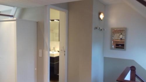 康卡勒studio Marie的一间带水槽和镜子的浴室