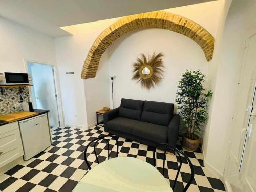 麦地那西多尼亚Casa Las 4 Esquinas by Casas con Encanto的带沙发和 ⁇ 桌的客厅