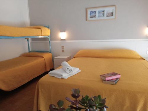 米兰马瑞提那海地酒店 的酒店客房带两张床、毛巾和植物