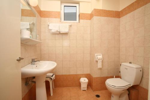 卡拉马塔弗斯霍斯酒店的一间带卫生间和水槽的小浴室
