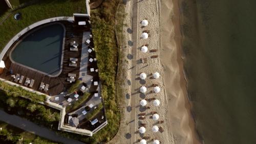 EmonaVaya Beach Resort的海滩上方的一片帐篷