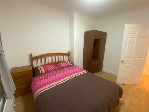 爱丁堡Steps Away from All the Action的卧室配有一张带粉红色枕头的大床