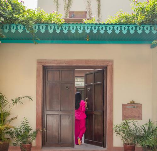 焦特布尔Daspan House的女人站在门里