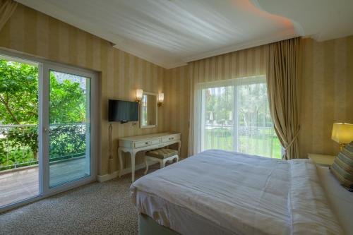 戈西克戈西克格兰德酒店的一间卧室配有一张床、一个窗口和一张书桌