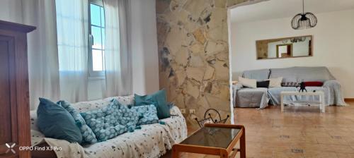Juan GoparFAMILY HOME WITH POOL, Fuerteventura-Gran Tarajal的带沙发和镜子的客厅