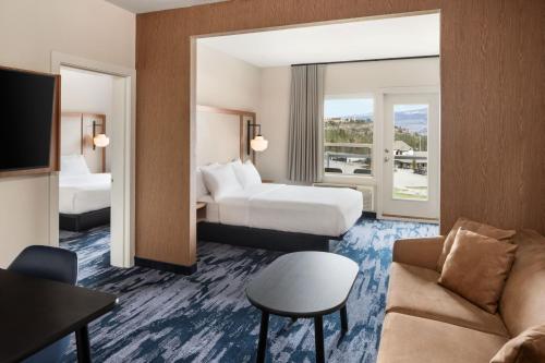西基隆拿Fairfield Inn & Suites by Marriott West Kelowna的酒店客房,设有两张床和一张沙发