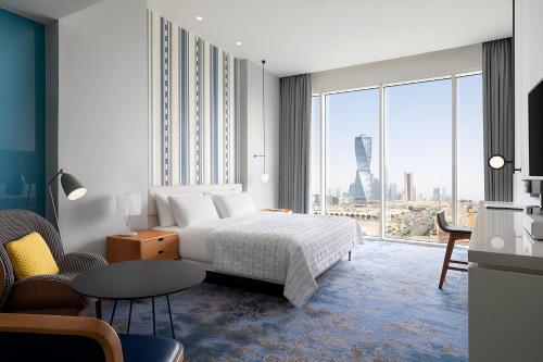 利雅德Le Meridien Riyadh的酒店客房设有一张床和一个大窗户