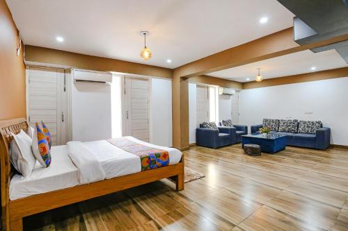 古尔冈FabHotel Skylight Inn Near Medanta Hospital的一间卧室设有一张床和一间客厅。