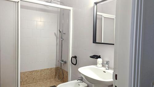 洛斯克里斯蒂亚诺斯La Palmera - Apartamento a 600mt de la playa - Los Cristianos的一间带水槽、卫生间和镜子的浴室