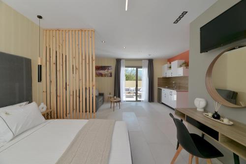 劳特拉奥雷亚斯埃利尼斯Swan Paradise Residences的一间带白色大床的卧室和一间厨房