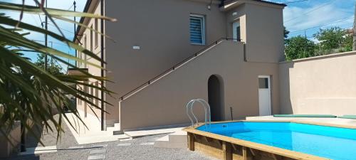 里耶卡Commodious house in Rijeka with 5 bedrooms的一座别墅,毗邻一座建筑,设有游泳池