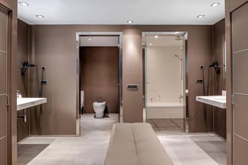 大加那利岛拉斯帕尔马斯伊比利亚拉斯帕尔马斯万豪AC酒店的一间带卫生间和淋浴的浴室