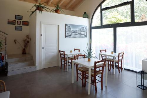 泰塞拉Ca' del Portego的用餐室设有桌椅和窗户。