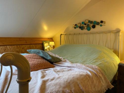 迪尔森-斯托科姆Wuytershoef的一间卧室配有一张带木制床头板的床