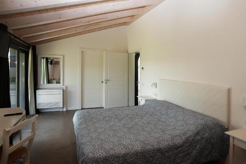 泰塞拉Ca' del Portego的一间卧室配有一张床、一张桌子和一张书桌