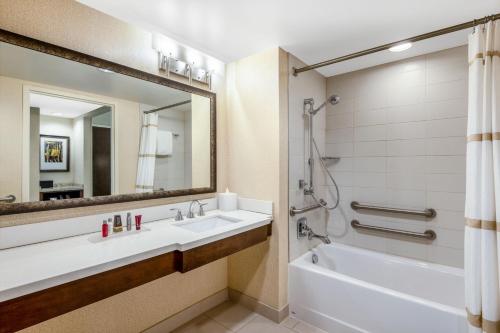 威斯敏斯特丹佛万豪威斯敏斯特酒店的一间带水槽、浴缸和镜子的浴室
