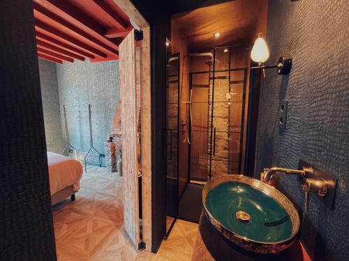 米德尔堡Boutique Hotel Bajoene的一间带绿色水槽和淋浴的浴室