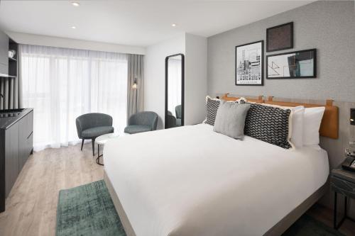 曼彻斯特Residence Inn by Marriott Manchester Piccadilly的卧室配有一张白色大床