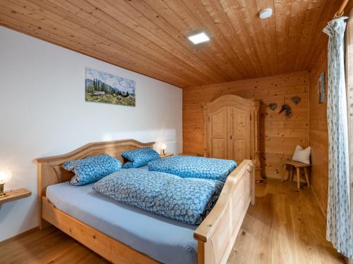 奥博奥多夫Berggasthof Bichlersee的小木屋内一间卧室,配有一张床