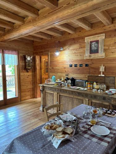 格拉韦洛纳托切LA PIANA DAL SAS的小木屋内的厨房配有桌子