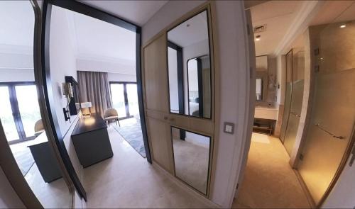 阿莱曼1 Bedroom Suite @ The address Golf Marassi Resort的一间走廊,走廊上设有大镜子
