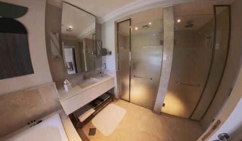 阿莱曼1 Bedroom Suite @ The address Golf Marassi Resort的带淋浴和盥洗盆的浴室