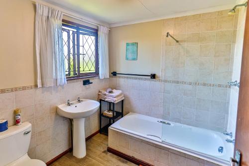 巴利托须德海宾馆的一间带水槽、浴缸和卫生间的浴室