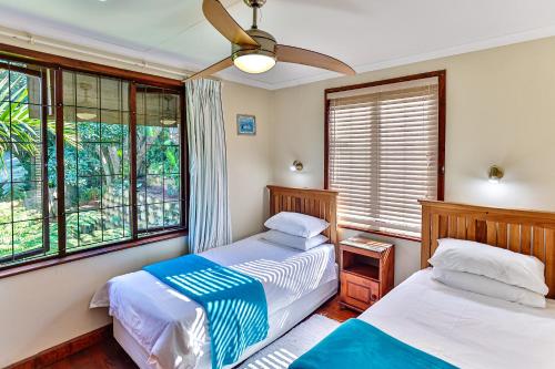 巴利托须德海宾馆的带窗户的客房内的两张床