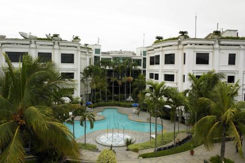 钦奈世茂皇家艾美钦奈酒店的享有带游泳池的建筑景致