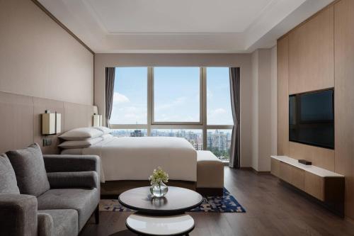 上海上海金桥红枫万豪酒店 的一间酒店客房,配有一张床和一台电视