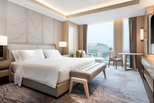 北京北京金融街威斯汀大酒店的一间带特大号床的卧室和一间客厅