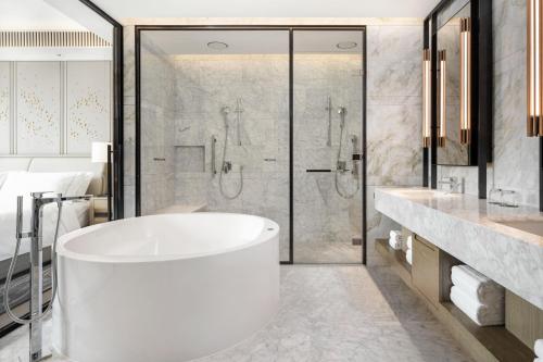 北京北京金融街威斯汀大酒店的一间带浴缸和淋浴的浴室