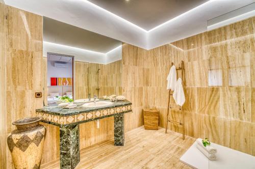 马里亚德拉萨卢特Ideal Property Mallorca - Verdera的一间带水槽和淋浴的浴室