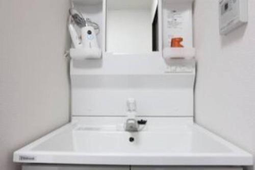 志摩市志摩の別荘的白色的浴室设有水槽和镜子